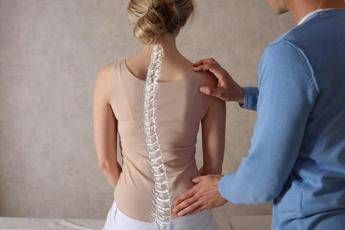 Scoliosi dell’adulto, tutte le novità dai trattamenti alla chirurgia